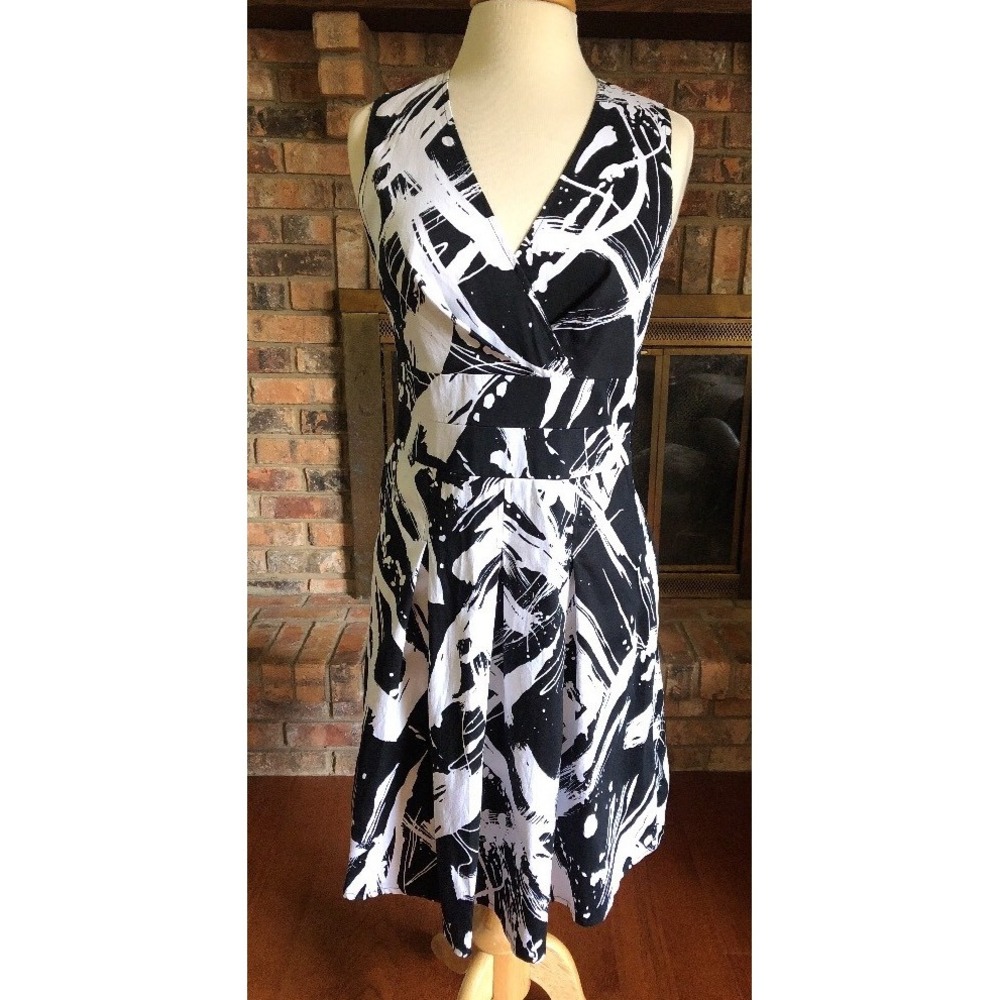 Christopher Banks Women Dress Sz 10 Sleeveless Knee Lenght Black/White Abstract